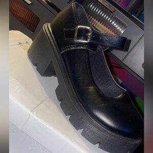 Like new women's fashion shoe!!